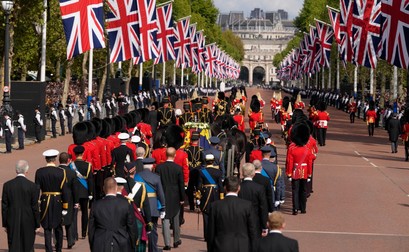 Sicriul merge de-a lungul Mall Road spre Palatul Westminster. Foto: Profimedia