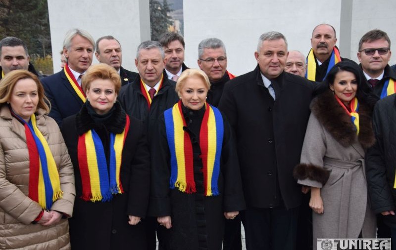 Membrii Guvernului au fost huiduiți la la Alba Iulia. Ce a spus ministrul Teodorovici despre aceste manifestări