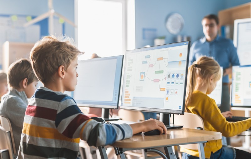 7 din 10 români își doresc digitalizarea școlilor. Specialist: „Lucrăm la un proiect-pilot prin care vom aduce tehnologia în viața elevilor de clasă primară”