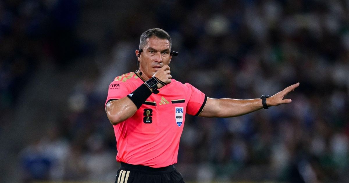 Arbitrul Itvan Kovacs privește și gesticulează cu eticheta Match 1000 de pe tricou în timpul meciului din Grupa F al Cupei Mondiale FIFA 2026 dintre Tunisia și Japonia, desfășurat pe stadionul Monterrey, pe 20 iunie 2026