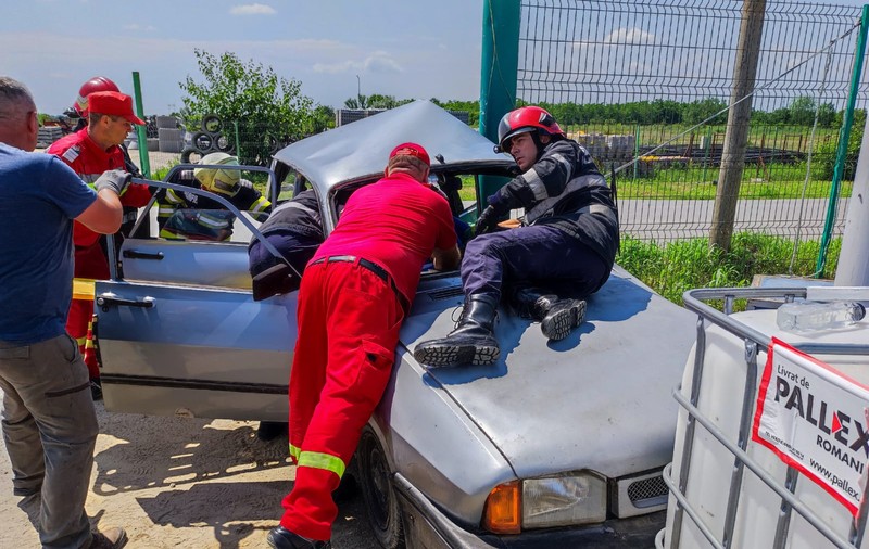 Șofer salvat dintre fiarele contorsionate, după ce a intrat cu mașina într-un stâlp, în Prahova