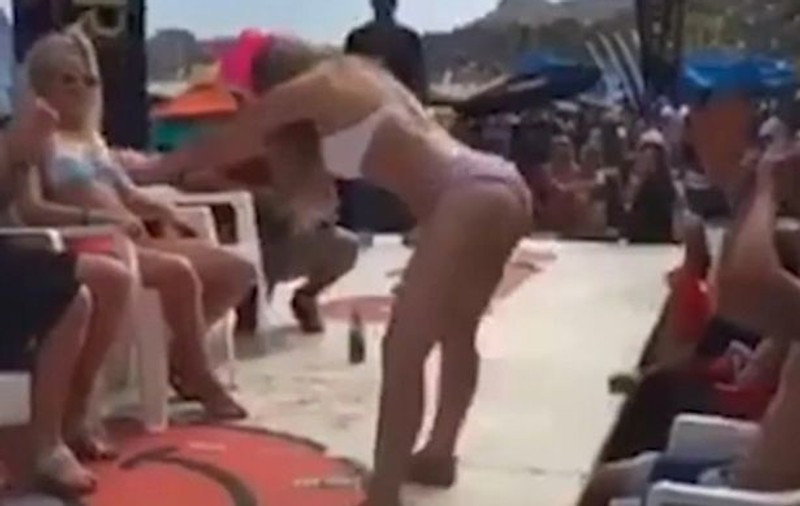 Învăţătoare de 24 de ani, concediată după ce un clip cu ea dansând a ajuns viral | VIDEO