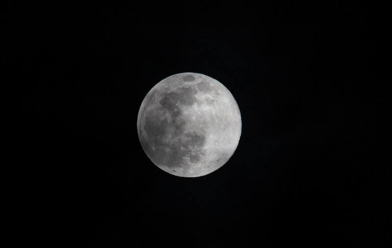 Luna se „stafidește”, iar la suprafața ei au loc cutremure de lungă durată. Cum afectează fenomenul cursa spațială pentru polul sudic lunar
