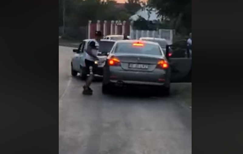 VIDEO | Scandal de proporții în Ilfov. S-au tamponat cu mașinile, s-au atacat cu bâtele!