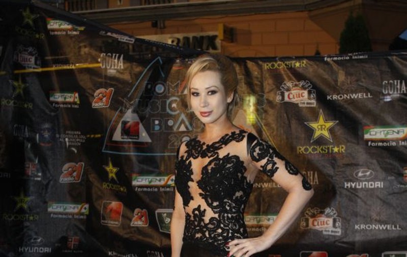CE APARIŢIE! XONIA, ÎNTR-O ROCHIE TRANSPARENTĂ!