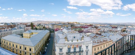 Panoramă deasupra orașului Cernăuți, jos se vede inscripția Palatul Național, repusă în 2021