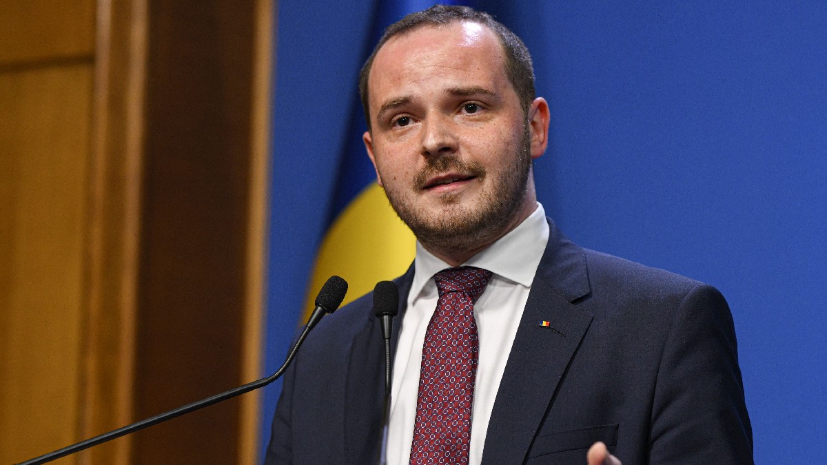 Alexandru Rogobete, într-un costum negru și o camasa alba și cravată grena