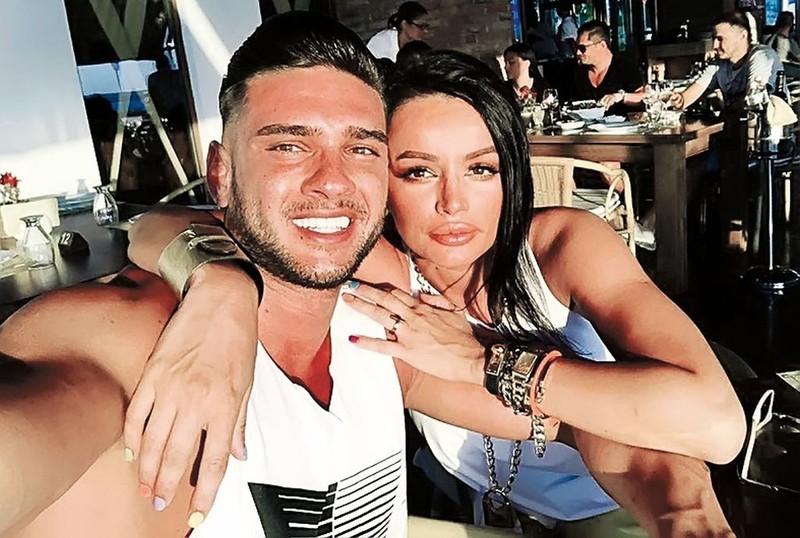 Dorian Popa a convins-o și pe iubita lui să se dea cu placa pe pârtie