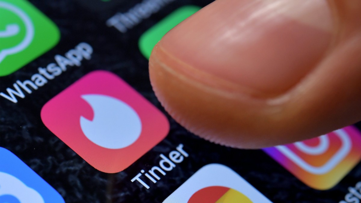 Administrația Biden promovează vaccinarea anti-COVID pe Tinder. Aplicație Tinder pe un smartphone