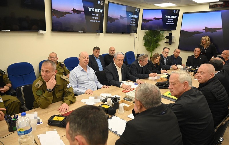 Israelul a decis să riposteze „în forță” împotriva Iranului, dar fără declanșarea unui război regional, anunță presa israeliană. Netanyahu a cerut o listă cu potențiale ținte