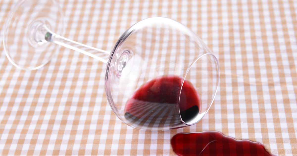 cum scoți petele de vin roșu