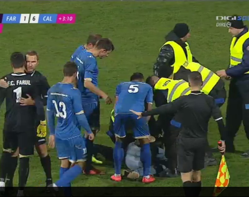 Liga 2. Portarul gazdelor, atacat violent de un fan huligan. Ce pedeapsă a primit suporterul/ FOTO