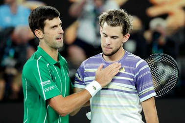 Novak Djokovic (stânga) l-a consolat la finalul meciului pe Dominic Thiem FOTO: EPA-EFE/FRANCIS MALASIG