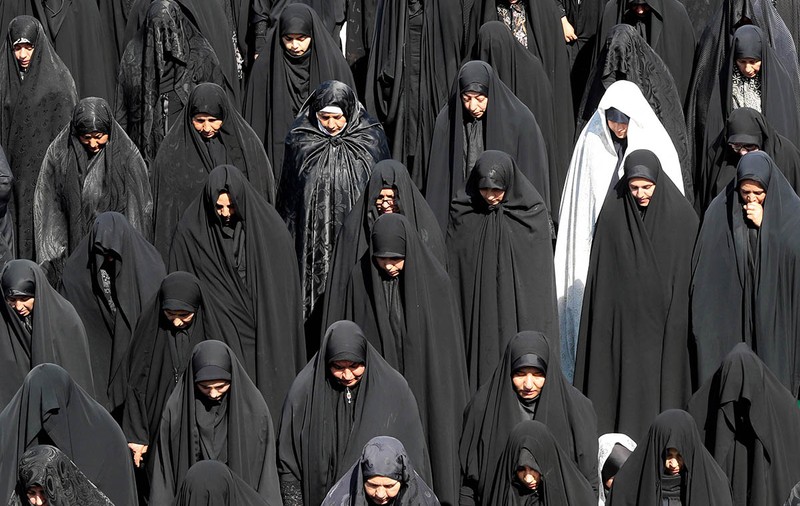 Iranul amenință cu „măsuri ferme” pentru nerespectarea codului vestimentar. Fetele și femeile, îndemnate să adere la „valorile morale”