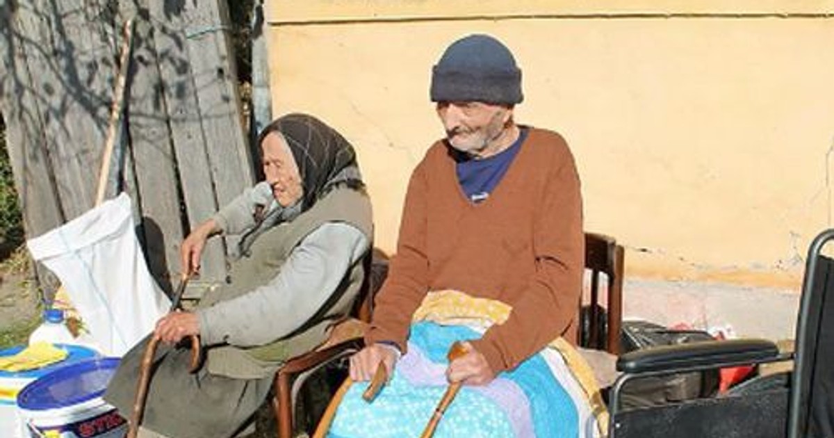 Doi soți de peste 90 de ani din Timiș care trăiau în condiții inumane au fost ajutați de zeci de voluntari