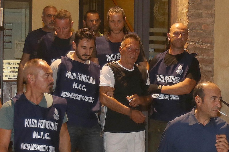 Fugarul italian Giuseppe Mastini, alias Johnny Țiganul”, al treilea din dreapta, este luat de poliție după ce a fost prins la Siena, Italia, pe 26 iulie 2017 FOTO: EPA/FABIO DI PIETRO
