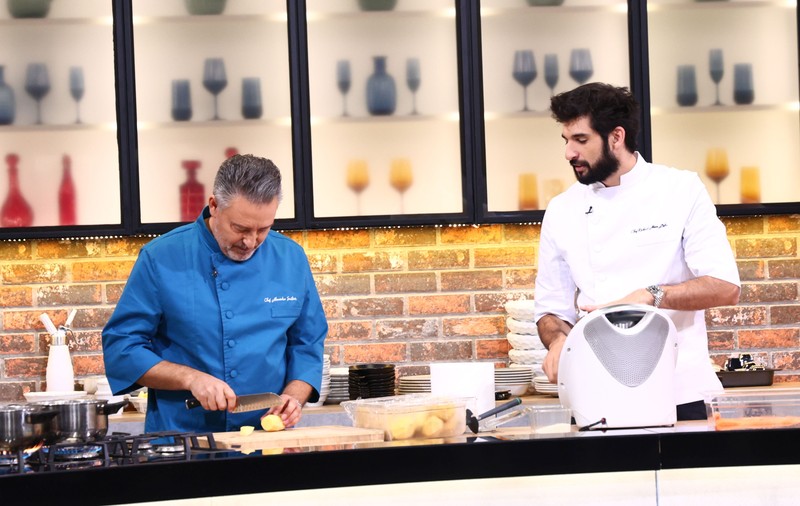 „Chefi la cuțite” 23 martie 2026. Irina Fodor pune în joc încă o amuletă în premieră. Cine este invitatul serii la Antena 1