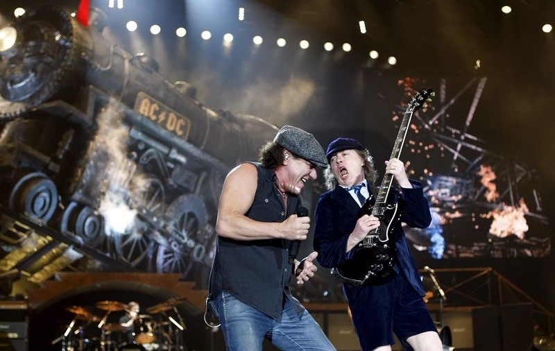 Concertul AC/DC va putea fi văzut şi din curtea Palatului Parlamentului