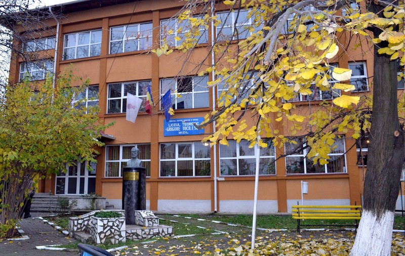 Anchetă la un liceu din Mizil în cazul unui profesor acuzat că i-a făcut avansuri unei eleve. „Vreau un mesaj cu vocea ta, acum”