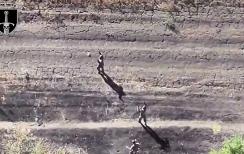 Incident șocant: Soldații ruși, bombardați de propria armată în timp ce se predau forțelor ucrainene I VIDEO