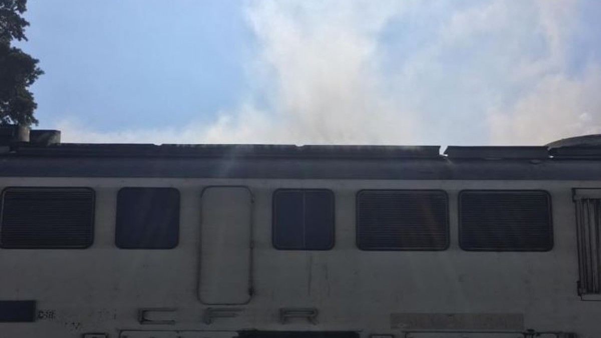 Locomotiva unui tren a luat foc în mers în Vâlcea