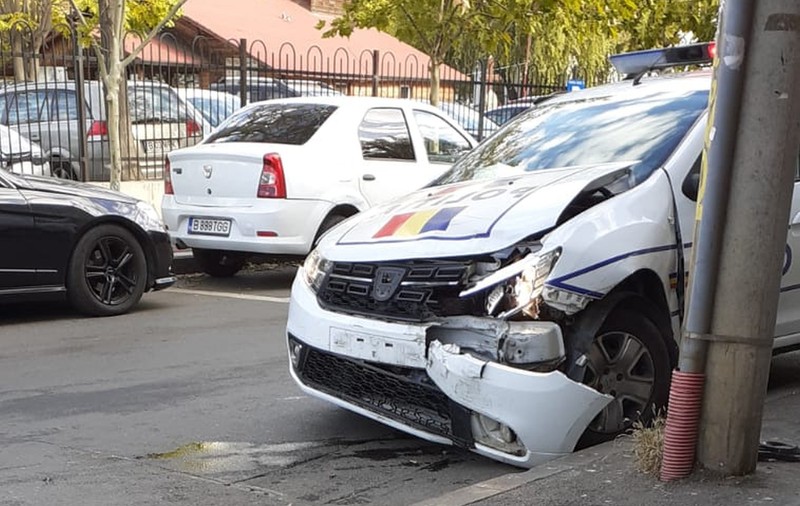 Autospeciala Poliției care transporta doi reținuți a făcut accident pe Calea Dudești, în București