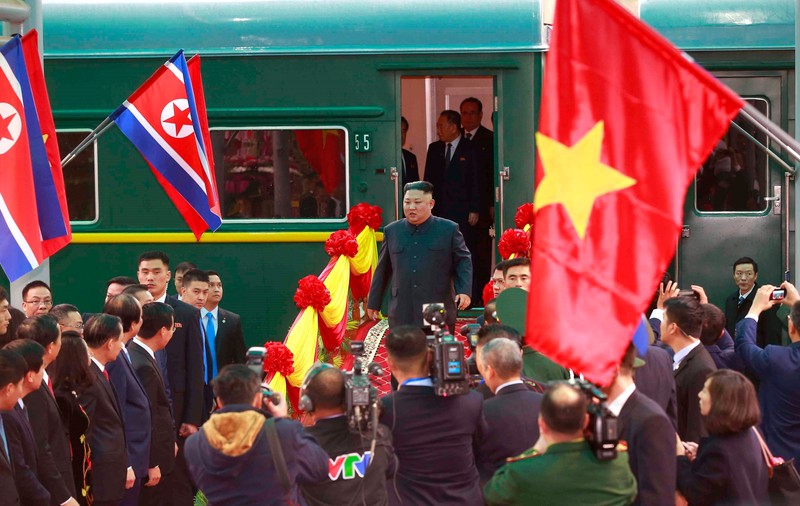 FOTO | Kim Jong-Un a ajuns în Vietnam, pentru summitul dintre Statele Unite şi Coreea de Nord. Liderul nord-coreean, întâmpinat cu covor roșu