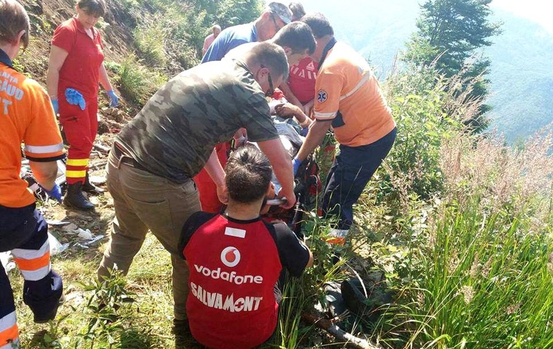 Un bărbat a căzut într-o râpă în Sinaia. Operațiune de salvare, pe drumul spre Cabana Dichiu