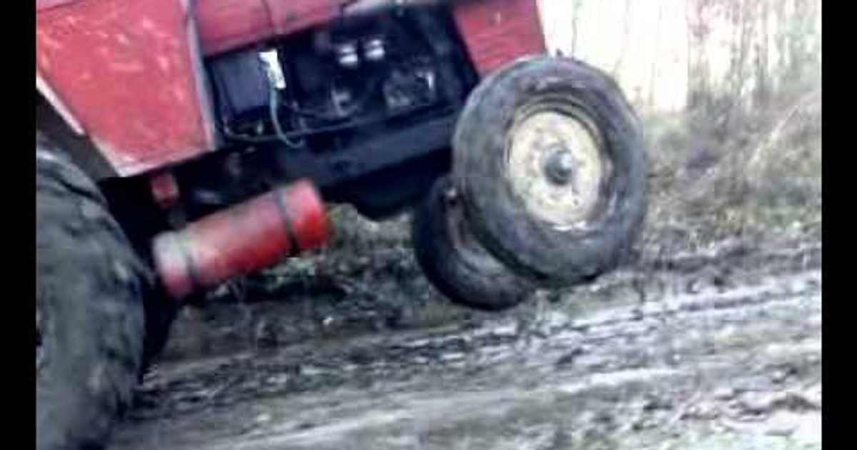 Un bărbat a murit după ce tractorul pe care îl conducea s-a răsturnat peste el