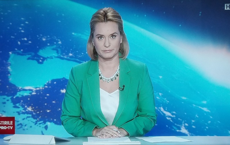 Andreea Esca, în rochie, pantaloni și pantofi sport la Știrile PRO TV. Imaginea de culise de 16.000 de like-uri