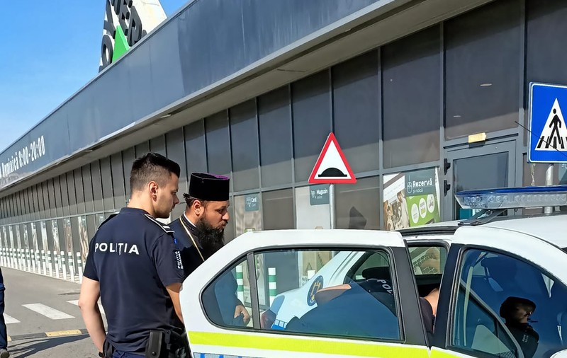 Un bărbat îmbrăcat în haine de preot a fost prins când fura dintr-un magazin din Craiova
