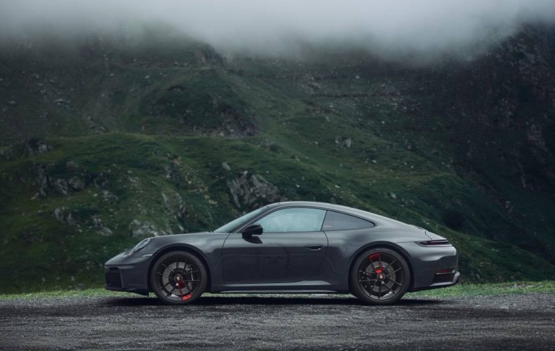 Un român și-a cumpărat primul Porsche 911 Carrera 4 GTS „Omagiu Transfăgărășanului”. Doar 10 vor fi fabricate