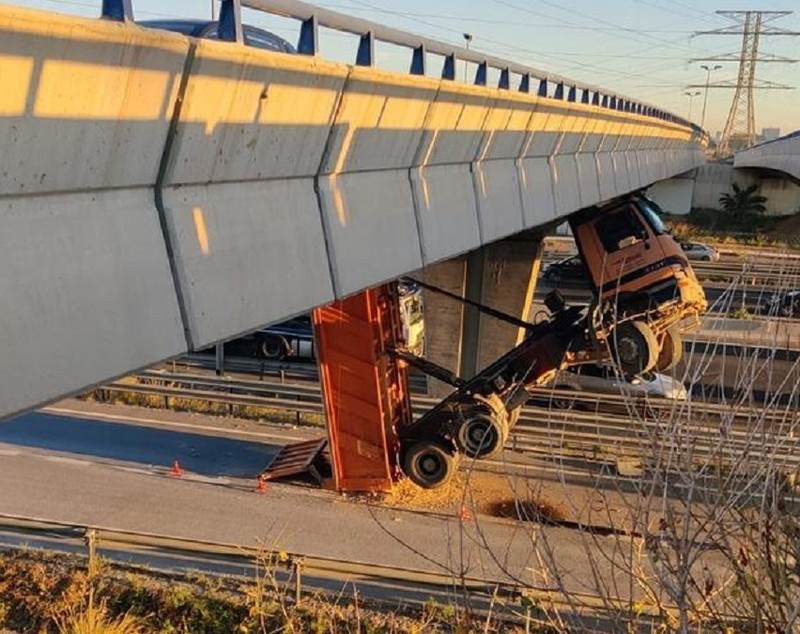 Șofer de basculantă, rămas suspendat în cabină, la 8 metri înălțime, sub un pod de lângă o autostradă din Spania