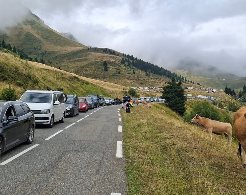 Românii care au dus tricolorul pe cățărările mitice din Turul Franței: „Ca să prindem un loc bun pe Tourmalet, ne-am sculat la 3.30”