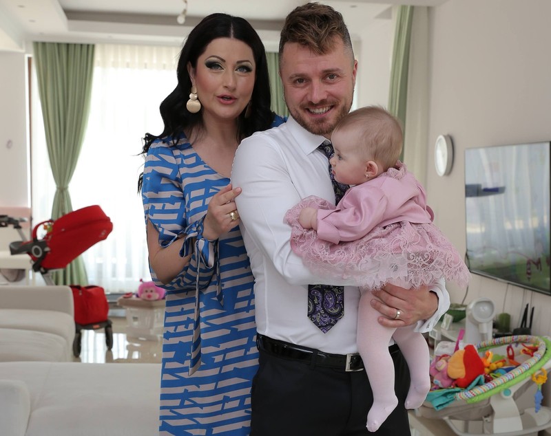 EXCLUSIV/Gabriela Cristea se-ntoarce la muncă, Tavi Clonda rămâne acasă cu bebelușa! “Nu suntem pregătiți să aducem bone în viața Victoriei”
