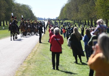 Numeroși curioși - care respectă totuși regulile de distanțare - s-au strâns în zona castelului Windsor pentru a asista la evenimente FOTO: EPA