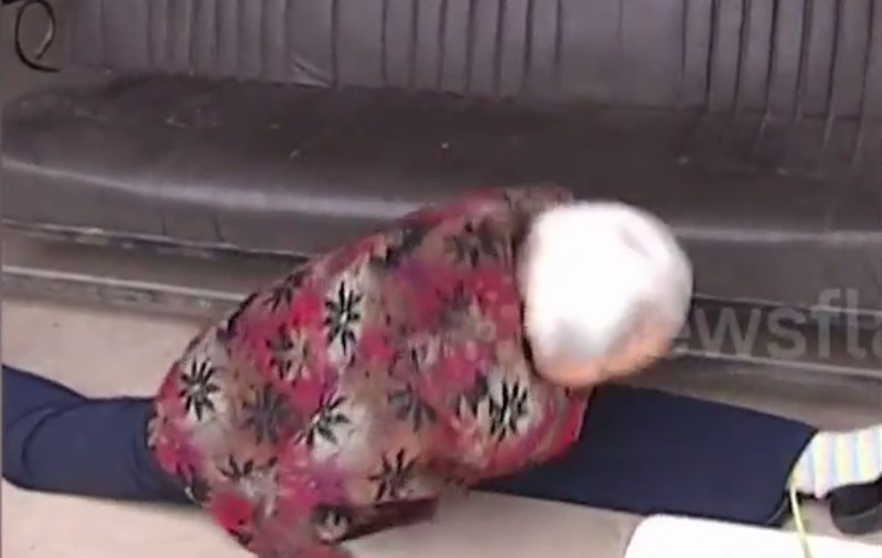 Cât de flexibilă este! Îți vine să crezi ce poate face această bunicuță de 87 de ani?