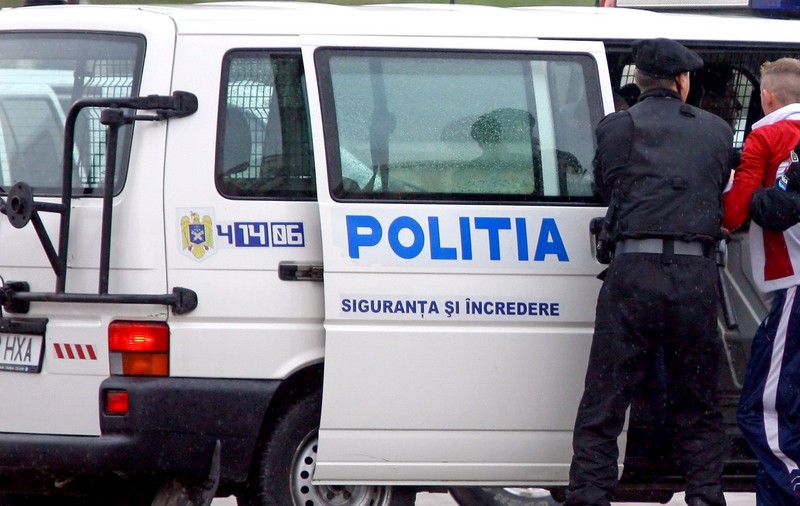 Un tânăr de 16 ani a lovit cu briceagul un bărbat care a vrut să aplaneze un conflict pe stradă, în Gorj