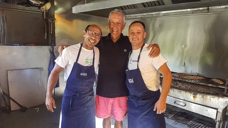 Leon (dreapta) și colegul lui de la restaurantul Gigi din Quinta do Lago, împreună cu președintele Portugaliei, Marcelo Rebelo de Sousa | Foto: arhiva personală Leon Pintea