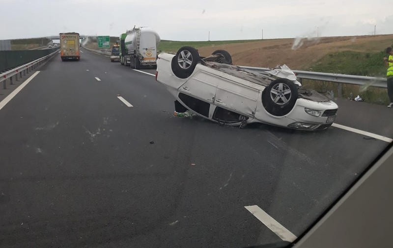 Mașină răsturnată pe A1, autostrada care leagă Timișoara de Lugoj. O persoană a fost rănită/ FOTO
