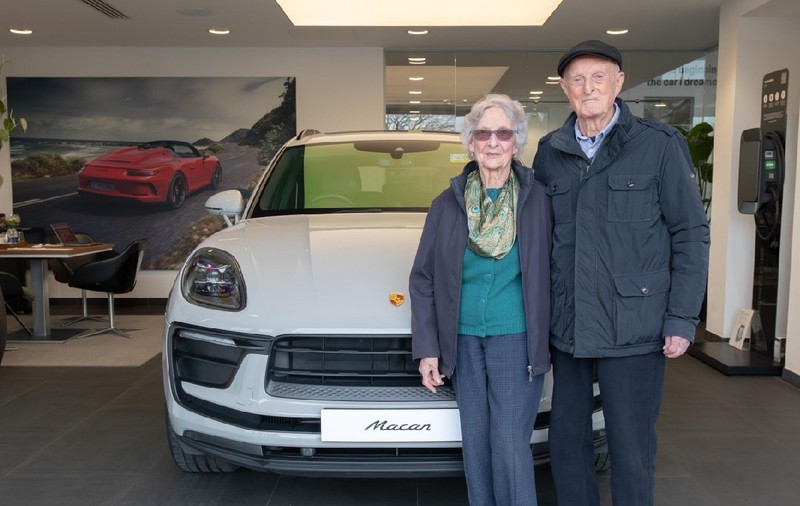 Un cuplu de 90 de ani a cumpărat un Porsche pentru a sărbători cea de-a 70-a aniversare a nunții: „Am avut întotdeauna o fire aventuroasă”