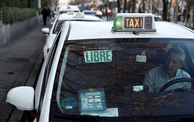 Cursă de 1.500 de kilometri, gratuită. Un taximetrist din Spania a dus o studentă cu mașina până în Italia