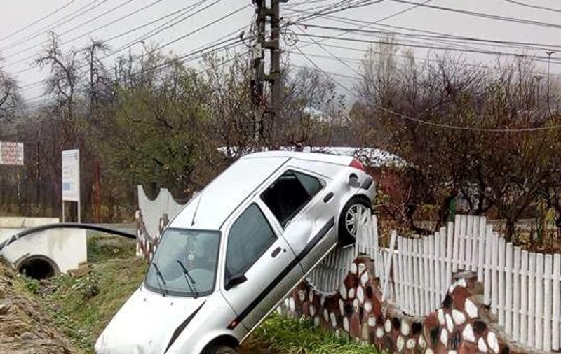 Accident spectaculos în județul Prahova: și-a "parcat" mașina în vârful gardului!