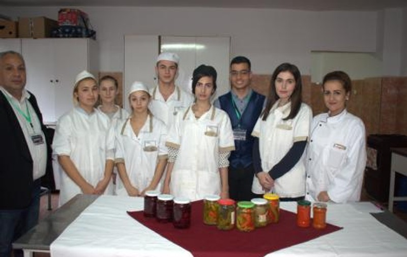 Au pus murături pentru copii şi bătrâni în scop caritabil