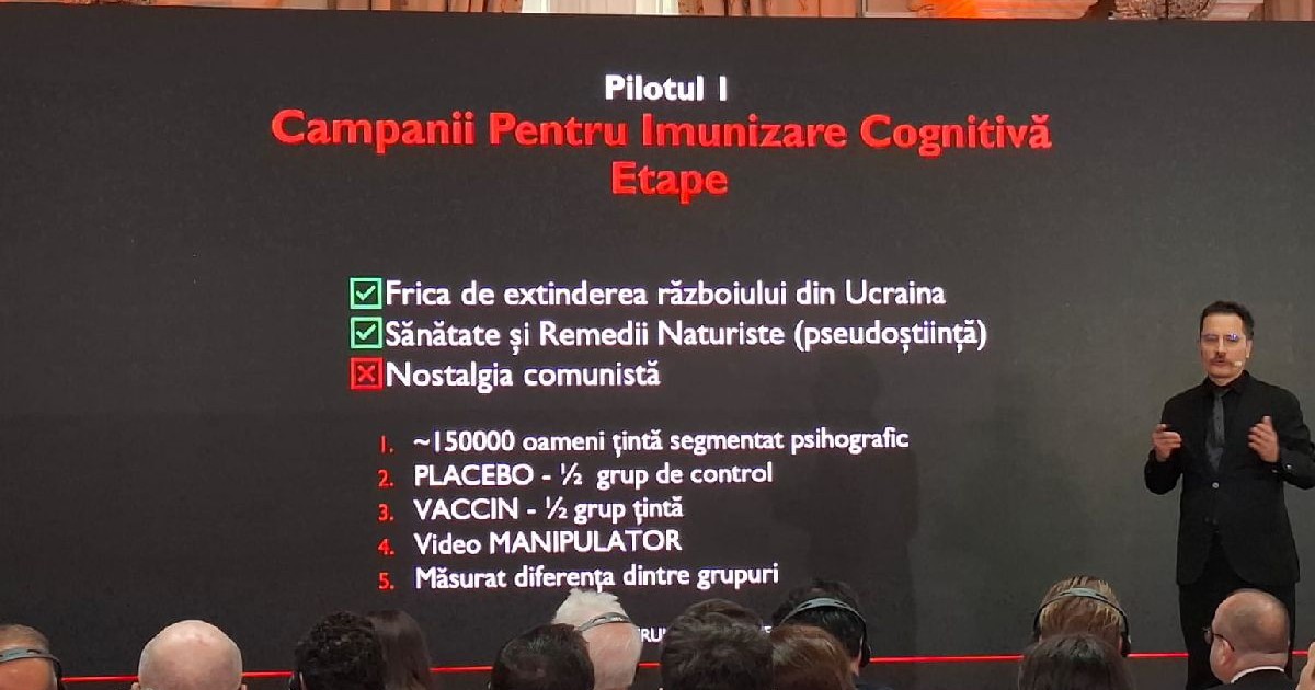 Un bărbat prezintă pe un ecran mai multe date