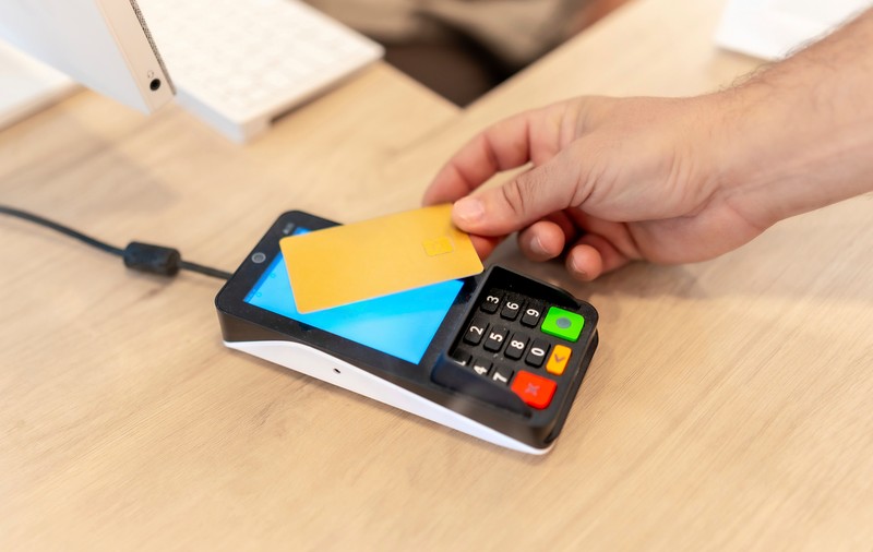 Comercianții nu mai au obligația de a elibera bon fiscal la plățile cu cardul, conform unui proiect de lege