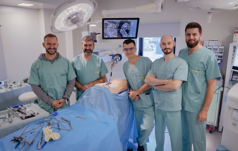 Spitalul MedLife Humanitas din Cluj a testat și se pregătește să implementeze cea mai performantă tehnologie robotică din lume folosită în chirurgia spinală