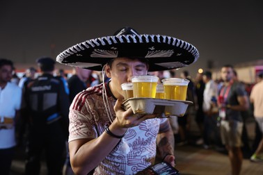 Un suporter se bucură de bere în FIFA Fan zone din Doha Foto: EPA