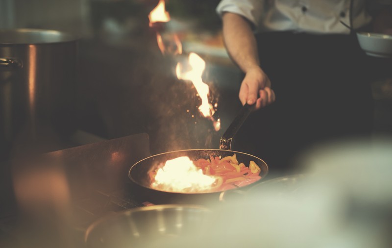 Ce este flambarea și cum să gătești flambé