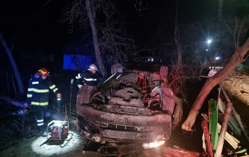 Un tânăr a murit și alți patru au fost răniți în Cândești, Botoșani, după ce o mașină a intrat într-un autoturism parcat și s-a răsturnat